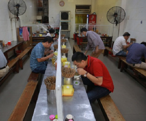 Hà Nội: Quán ăn phục vụ trong nhà được hoạt động nhưng phải giãn cách 2m, khuyến khích bán mang về