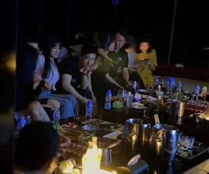 Rầm rộ ảnh Huỳnh Hiểu Minh đi bar, 10 mỹ nhân trẻ đẹp vây quanh nhưng không có bóng dáng Angela Baby