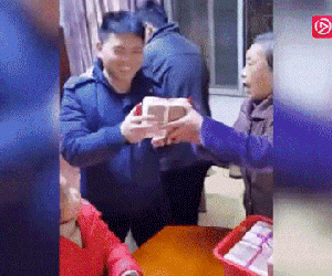 Bà ngoại đem gần 3 tỷ đồng lì xì mừng năm mới cho con cháu