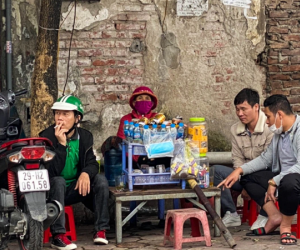 Hà Nội: Bất chấp lệnh dừng hoạt động để phòng dịch, nhiều quán trà đá quanh bến xe vẫn thản nhiên mở cửa đón khách