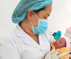 Bé sơ sinh bị bỏ rơi trong túi nilon đặt trước cửa nhà dân