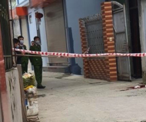 Vụ chồng giết vợ trước cửa nhà hôm mùng 5 Tết: Bé trai 6 tuổi chắn không cho bố chém mẹ