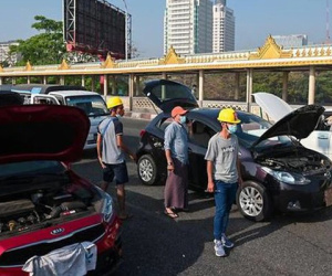 Đảo chính Myanmar: Tại sao nhiều xe ô tô của người biểu tình đồng loạt 'hỏng' trên đường?