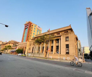 Cảnh vắng vẻ khác lạ ở TPHCM trong ngày đầu đi làm trở lại