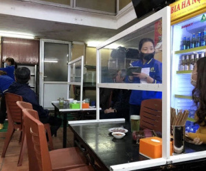 Ảnh: Hàng quán Hà Nội dựng vách ngăn phòng chống Covid-19 dịp đầu năm mới Tân Sửu