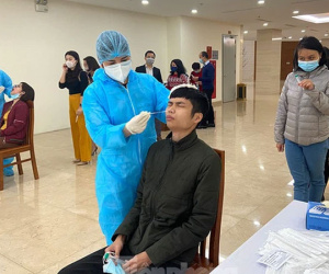 Dân văn phòng Hà Nội xếp hàng lấy mẫu xét nghiệm COVID-19 trong ngày đầu đi làm