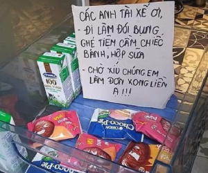 Đến nhận hàng, shipper ngạc nhiên, thích thú với tấm biển lạ đặt ngay ngoài cửa