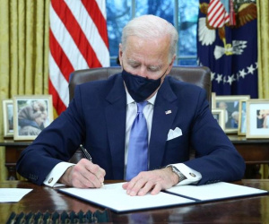 Tổng thống Biden so sánh Nhà Trắng với 'lồng mạ vàng'