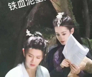 Lộ tạo hình đầu tiên của Địch Lệ Nhiệt Ba - Nhậm Gia Luân ở Ngự Giao Ký: Nàng đằm thắm điên đảo, chàng lấp ló cơ ngực gợi cảm!