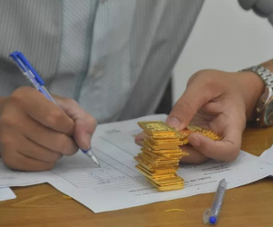 Giá vàng hôm nay 18-2: Tiếp tục giảm sâu, các quỹ đầu tư bán 39,5 tấn vàng