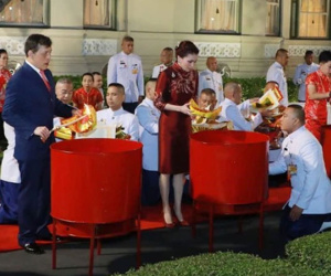 Hoàng hậu Suthida lần đầu tái xuất sau khi Vua Thái tấn phong Hoàng Quý phi làm Hoàng hậu thứ 2, gây chú ý khi cả 2 vợ chạm mặt tại sự kiện
