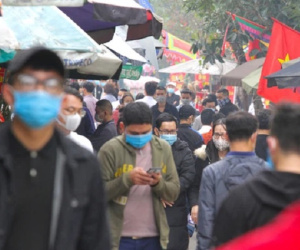 Người dân chen nhau đi lễ đền ông Hoàng Mười đầu năm, nhiều người 'quên' đeo khẩu trang