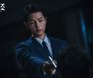 3 lí do hóng gấp Vincenzo: Song Joong Ki tái xuất làm 'thầy cãi' kiêm xã hội đen, đã vậy đấu đá căng cực