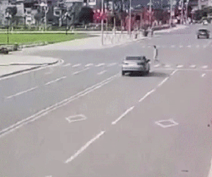 Video: Khoảnh khắc ô tô hất tung người đi bộ lên không trung