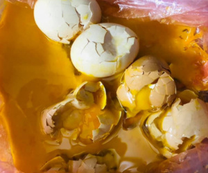 Nghe bảo Hà Nội cấm quán ăn, thanh niên ôm bịch trứng từ quê lên ăn cầm chừng và cái kết đau thương