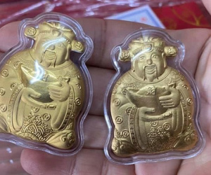 Trâu vàng Trung Quốc, Thần tài bên Tàu tràn sang chợ Việt giá 10.000 đồng
