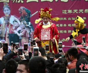 'Muôn hình vạn trạng' ngày Vía Thần Tài ở Trung Quốc: Người tranh nhau 'quét mã' nhận lì xì online, hàng vạn người giành lấy tiền cổ vì muốn may mắn
