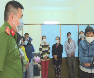Phá sòng bầu cua vỉa hè, bắt giữ 21 con bạc