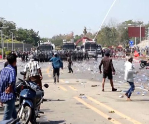 Người biểu tình ở Myanmar bị cảnh sát bắn vào đầu