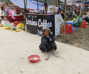 Người ăn xin la liệt lối vào đền Phủ Na