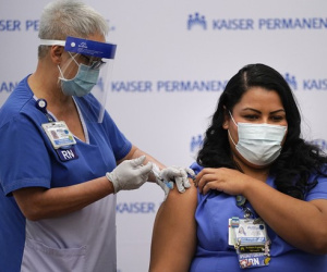 Mỹ không tặng vaccine cho thế giới khi dân chưa tiêm chủng hết