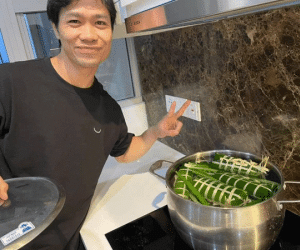 Vừa được khen gói bánh đẹp hôm trước, Công Phượng lại khiến fan ghen tị vì khéo tiết lộ vợ đảm đang, lo Tết cho cả 2 bên gia đình
