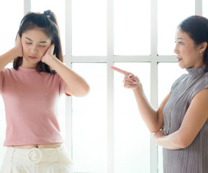 Mẹ can thiệp thô bạo khi biết con nhắn tin với bạn khác giới