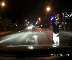 Video: 'Múa quạt' chặn đầu ô tô giữa đêm, thanh niên bị người đàn ông lao vào đấm túi bụi
