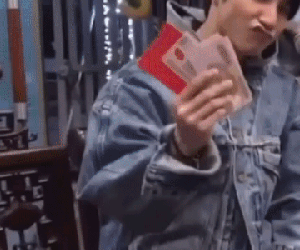 Anh em nhà Sơn Tùng háo hức nhận lì xì, netizen chú ý vì có sự khác biệt