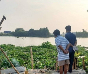 Tá hỏa phát hiện thi thể trùm kín đầu lẫn trong đám lục bình ở sông Sài Gòn