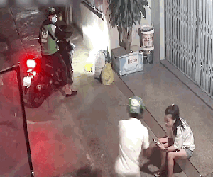 Video: Bất ngờ bị giật điện thoại, cô gái 'phản đòn' quyết liệt trong đêm