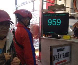 Heo quay 450.000 đồng/kg, khách tranh nhau mua cúng Thần Tài
