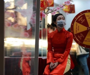 Hà Nội: Cửa hàng vàng bạc lắp vách ngăn giãn cách, khách hàng xôn xao mua vàng trước ngày vía Thần Tài