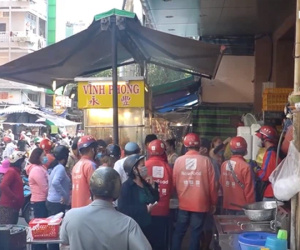 Clip người dân rồng rắn mua thịt quay cúng xin vía Thần Tài: 'Cũng sợ Covid-19 chứ nhưng có khẩu trang đây rồi'