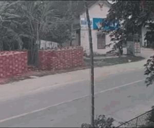 Video: Tài xế ô tô tông bay học sinh đi xe đạp rồi lao vào ki ốt cắt tóc