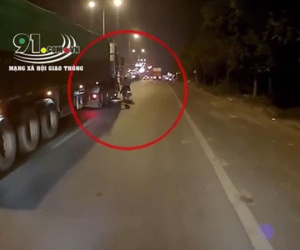 Clip: Thót tim khoảnh khắc mẹ đi xe máy ngủ gật chở con nhỏ lao thẳng vào đầu container