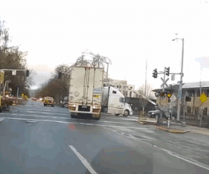 Video: Cố tình băng qua đường ray, container bị tàu hỏa tông kinh hoàng
