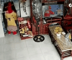 'Thần tài' vào nhà múa lấy may, nhanh tay móc trộm ví tiền của gia chủ
