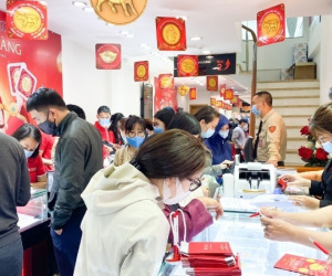 Hãng vàng trúng đậm: Bán online tăng 6 lần, khách vẫn chen kín cửa hàng