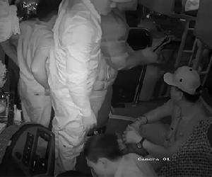 Clip: Khiếp đảm cảnh nhóm người cầm hung khí lên ô tô đánh đập tài xế và phụ xe, nghi do mâu thuẫn tranh giành khách