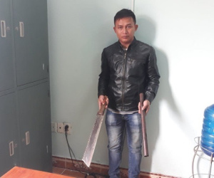 Nhóm người hành hung tài xế xe khách trình diện, nộp mã tấu, tuýp sắt