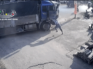 Clip: 2 tài xế xe tải cầm hung khí, lao vào hỗn chiến như phim hành động vì tranh giành đường