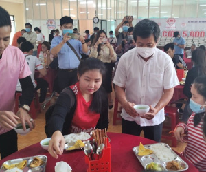 Ông Đoàn Ngọc Hải làm "bồi bàn" ở Huế lấy tiền công giúp người nghèo