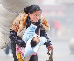 Ít tháng sau bức ảnh chấn động, người mẹ trong hình chịu bi kịch 'xé lòng': Nghèo ở TQ đáng sợ tới mức nào?