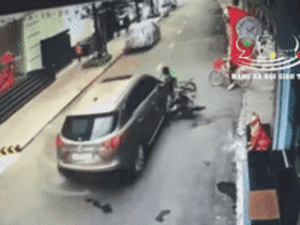 Ô tô mất lái tông kinh hoàng vào 3 đứa trẻ đi xe đạp, khung cảnh hỗn loạn tại hiện trường gây ám ảnh