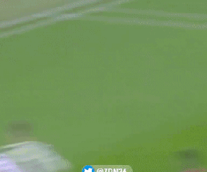 Ronaldo bỏ lỡ không tưởng khi đệm bóng ra ngoài từ cự ly... hơn 1m