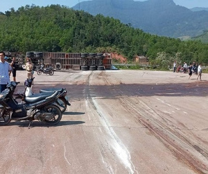 Đối đầu với xe đầu kéo, 2 nam thanh niên tử vong thương tâm