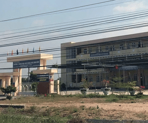 Nhóm người lạ mặt xông vào trường, bắt 3 học sinh đi đánh đập dã man, nhấn đầu xuống bùn lầy