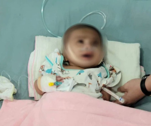Mẹ ruột đem con bỏ rơi tại bệnh viện, bé trai 3 tháng tuổi nguy kịch vì viêm phổi nặng
