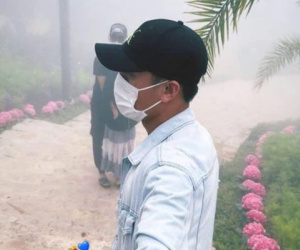 Bùi Tiến Dũng nắm tay bạn gái khi đang ngủ gật trên xe